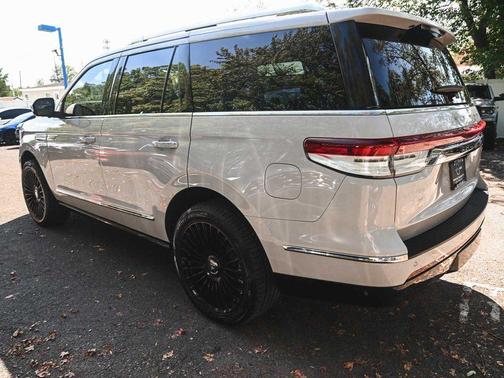 Ceramic Pearl Metallic Tri-Coat 2023 Lincoln Navigator Reserve