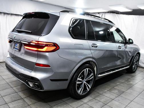 Gray Metallic 2026 BMW X7 xDrive40i