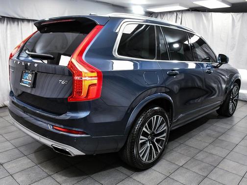 2021 Volvo XC90 T6 Momentum