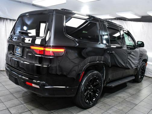 Diamond Black Crystal Pearlcoat 2023 Jeep Wagoneer Series II Carbide