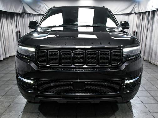 Diamond Black Crystal Pearlcoat 2023 Jeep Wagoneer Series II Carbide