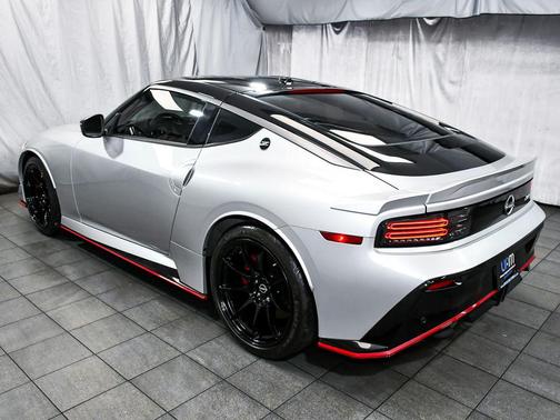 Brilliant Silver/Super Black 2024 Nissan Z NISMO Auto