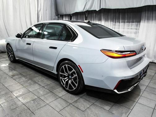 2025 BMW 740 i