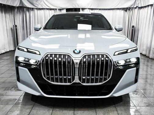 2025 BMW 740 i