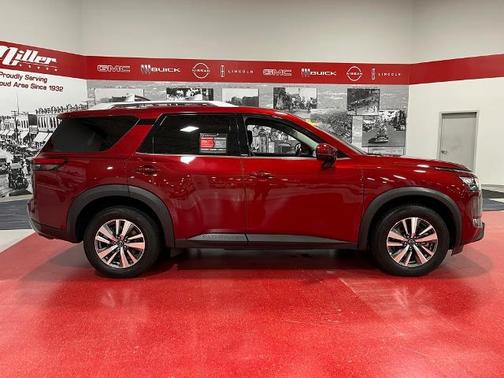 2023 Nissan Pathfinder SL