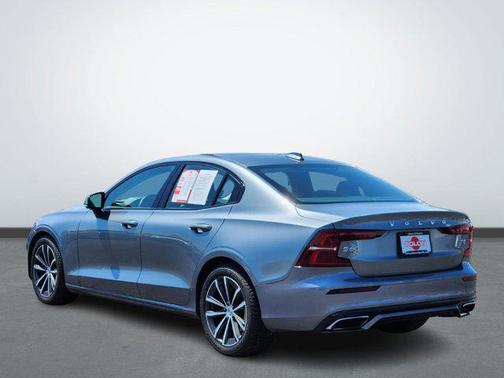 2021 Volvo S60 T5 Momentum