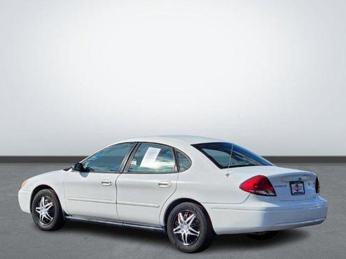 2004 Ford Taurus SE