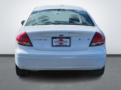 2004 Ford Taurus SE