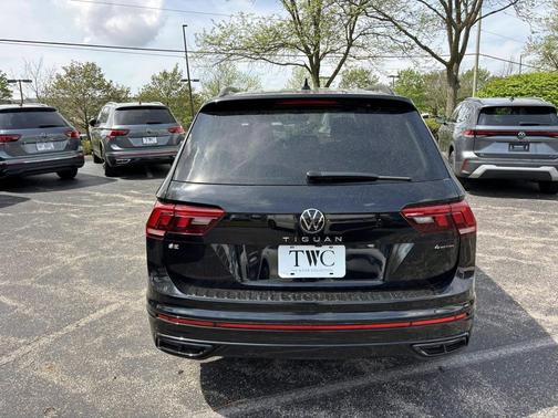 Deep Black Pearl 2024 Volkswagen Tiguan 2.0T SE R-Line Black 4MOTION