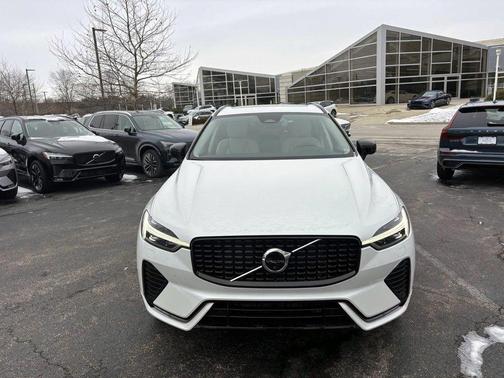2023 Volvo XC60 B5 Plus Dark Theme