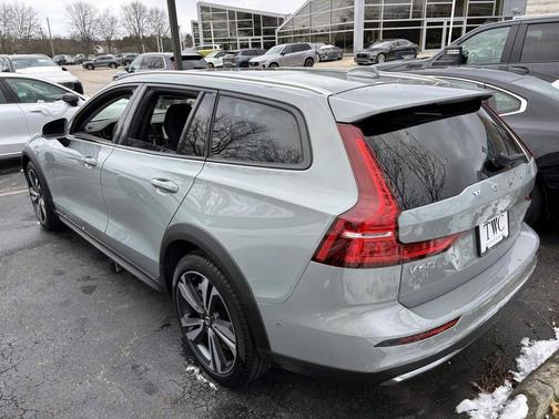 2025 Volvo V60 Cross Country Plus, B5 AWD Gas (mild hybrid)