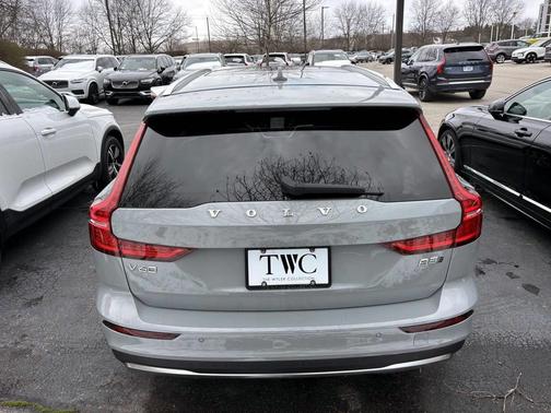 2025 Volvo V60 Cross Country Plus, B5 AWD Gas (mild hybrid)