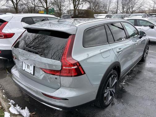 2025 Volvo V60 Cross Country Plus, B5 AWD Gas (mild hybrid)