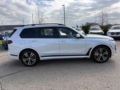 Mineral White Metallic 2023 BMW X7 xDrive40i