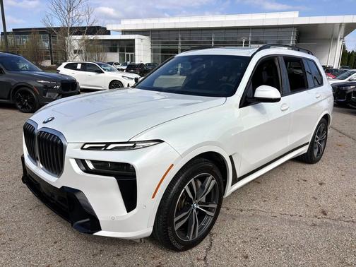 Mineral White Metallic 2023 BMW X7 xDrive40i