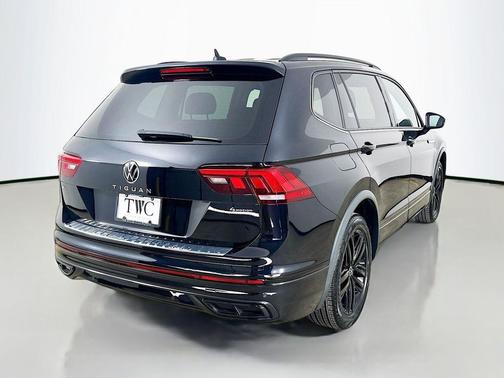 Deep Black Pearl 2022 Volkswagen Tiguan 2.0T SE R-Line Black 4MOTION