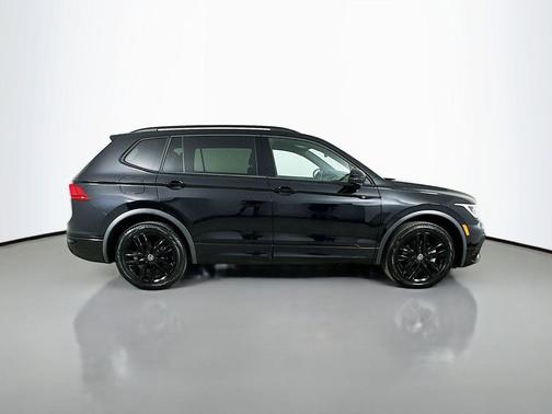 Deep Black Pearl 2022 Volkswagen Tiguan 2.0T SE R-Line Black 4MOTION