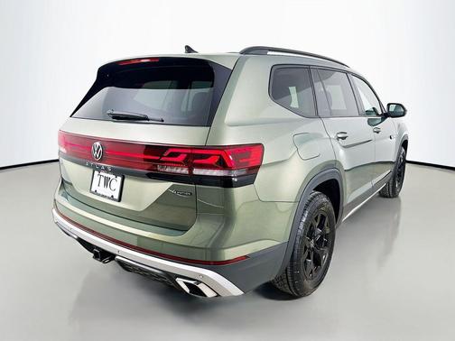 Avocado Green Pearl 2025 Volkswagen Atlas 2.0T Peak Edition