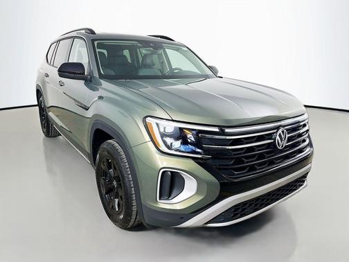 Avocado Green Pearl 2025 Volkswagen Atlas 2.0T Peak Edition