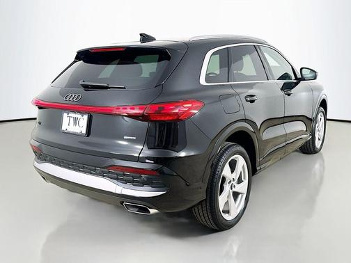 Mythos Black Metallic 2026 Audi Q5 Premium Plus TFSI quattro S tronic