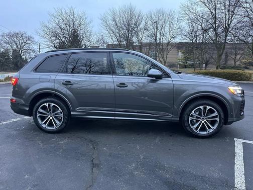 Samurai Gray Metallic 2026 Audi Q7 45 Premium