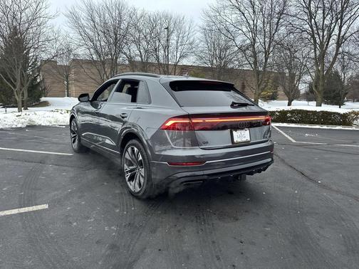 Daytona Gray Pearl Effect 2026 Audi Q8 55 Premium Plus