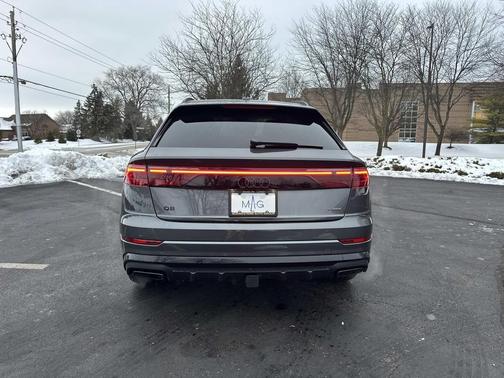 Daytona Gray Pearl Effect 2026 Audi Q8 55 Premium Plus