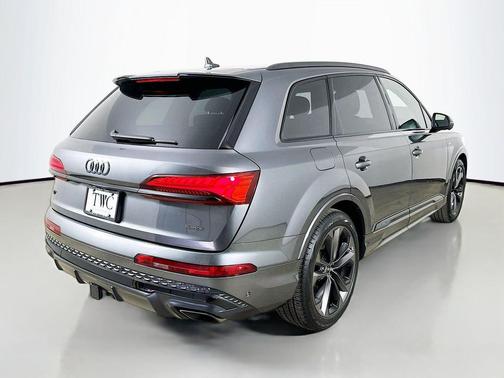 Daytona Gray Pearl Effect 2026 Audi Q7 55 Premium Plus