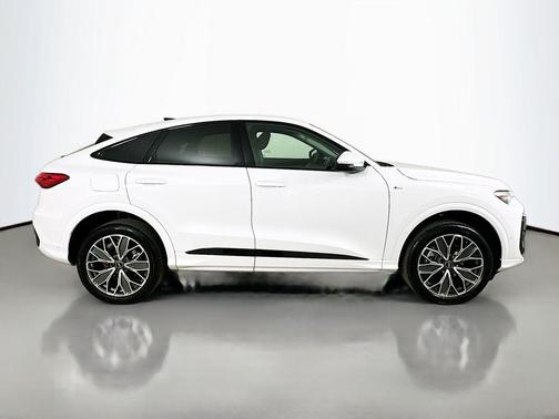 Glacier White Metallic 2026 Audi Q5 Sportback Premium Plus TFSI quattro S tronic