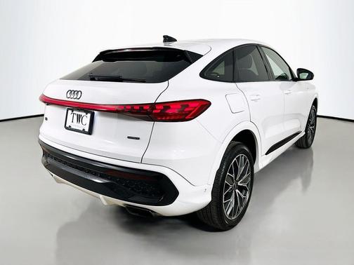 Glacier White Metallic 2026 Audi Q5 Sportback Premium Plus TFSI quattro S tronic
