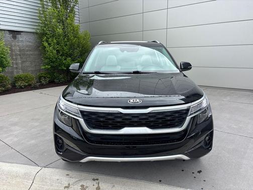 Cherry Black 2021 Kia Seltos EX