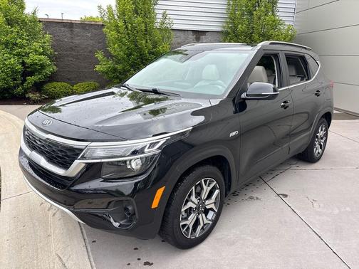 Cherry Black 2021 Kia Seltos EX