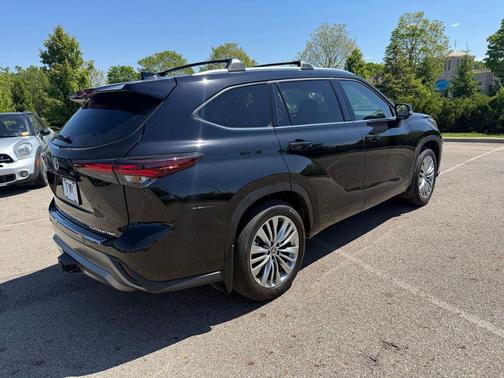 Midnight Black Metallic 2024 Toyota Highlander Platinum