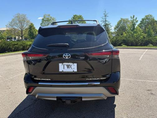 Midnight Black Metallic 2024 Toyota Highlander Platinum