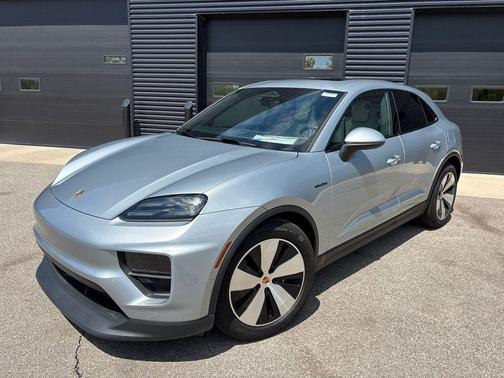 Dolomite Silver Metallic 2025 Porsche Macan Macan Electric 4