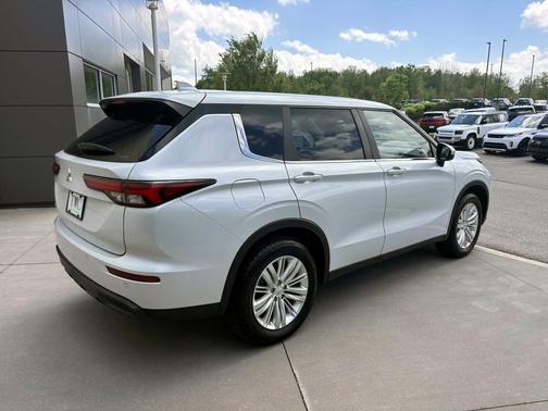 White Diamond 2023 Mitsubishi Outlander ES 2.5 S-AWC