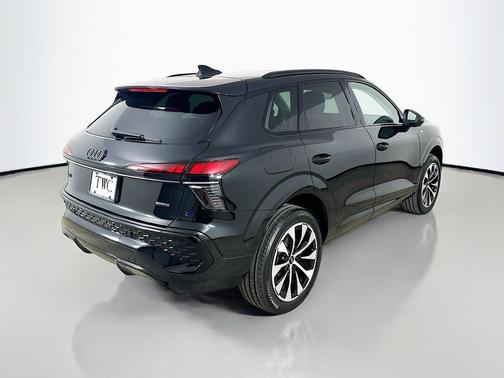 Mythos Black Metallic 2026 Audi Q3 TFSI quattro S tronic