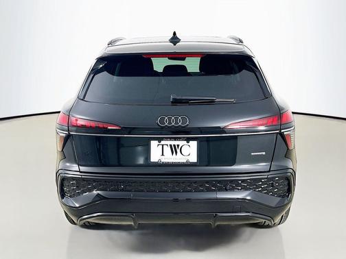 Mythos Black Metallic 2026 Audi Q3 TFSI quattro S tronic