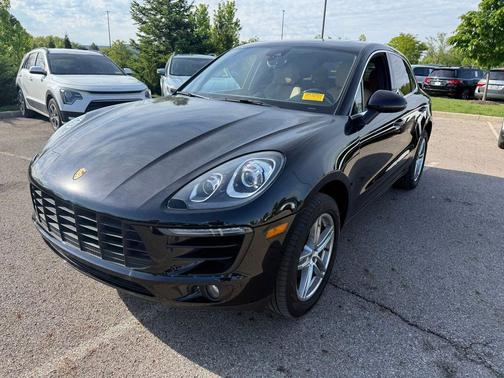 Jet Black Metallic 2017 Porsche Macan Macan