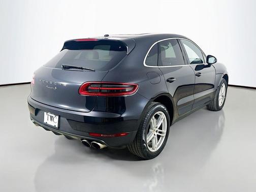 Jet Black Metallic 2017 Porsche Macan Macan