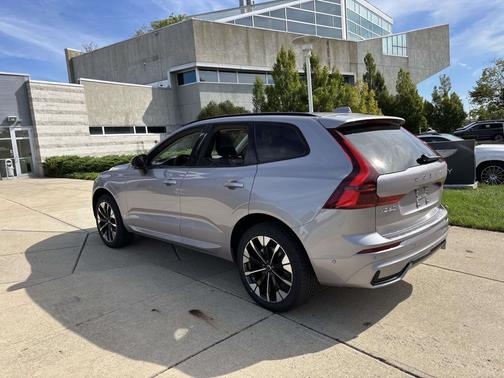 Aurora Silver 2026 Volvo XC60 B5 Plus