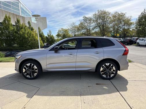 Aurora Silver 2026 Volvo XC60 B5 Plus