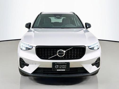 Silver Dawn Metallic 2025 Volvo XC40 B5 Plus Dark Theme