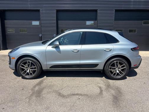 Dolomite Silver Metallic 2025 Porsche Macan Macan