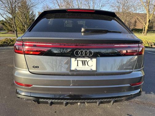 Daytona Gray Pearl Effect 2026 Audi Q8 55 Premium Plus