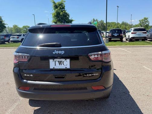 Diamond Black Crystal Pearlcoat 2019 Jeep Compass Limited