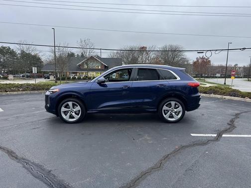 Navarra Blue Metallic 2025 Audi Q5 Premium Plus TFSI quattro S tronic