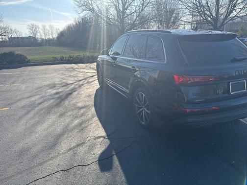 Mythos Black Metallic 2023 Audi Q7 55 Premium Plus