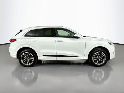 Glacier White Metallic 2025 Audi Q5 Premium TFSI quattro S tronic