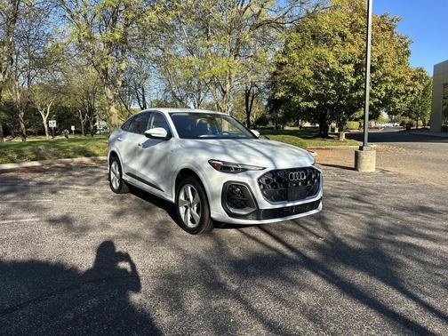 Glacier White Metallic 2025 Audi Q5 Sportback Premium Plus